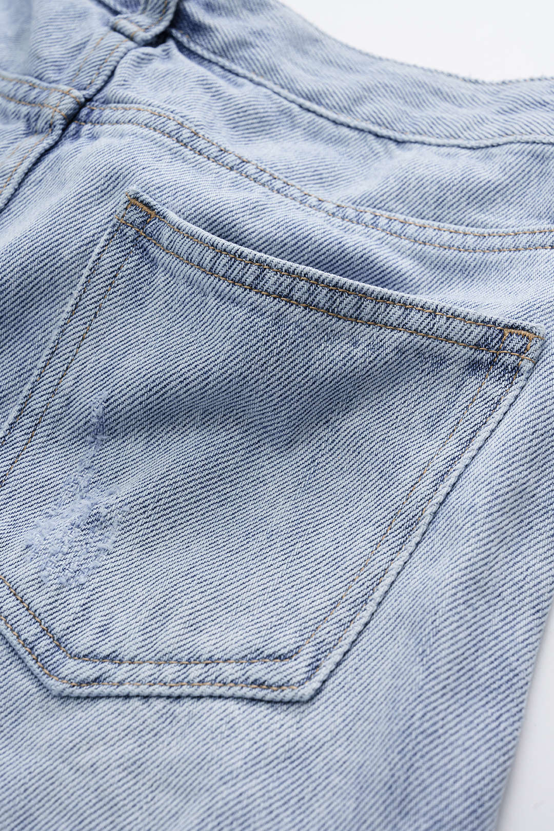 Zerrissene Jeansshorts mit Perlenkette