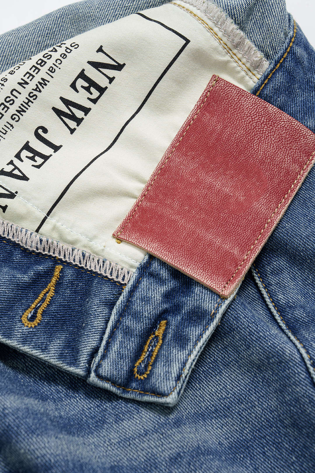 Asymmetric pockets denim shorts