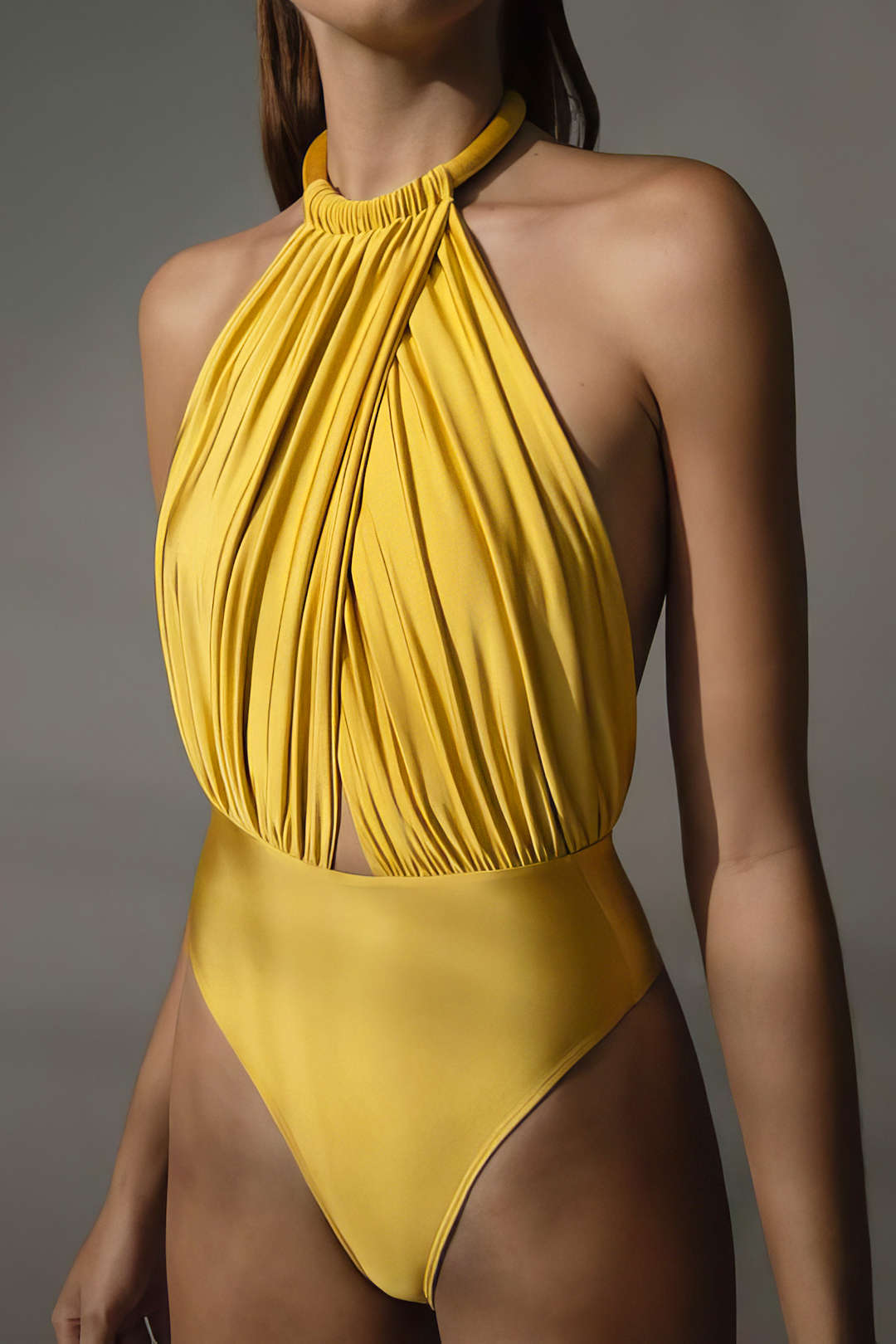 Natiné - Krzyżowany Bodysuit z Marszczeniami i Odkrytymi Plecami