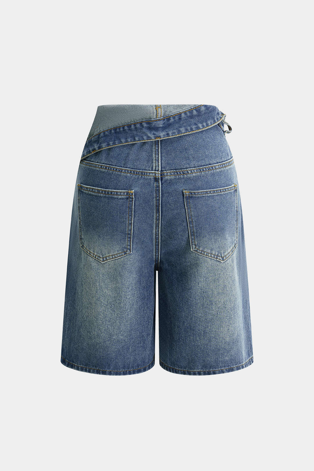 Asymmetric pockets denim shorts