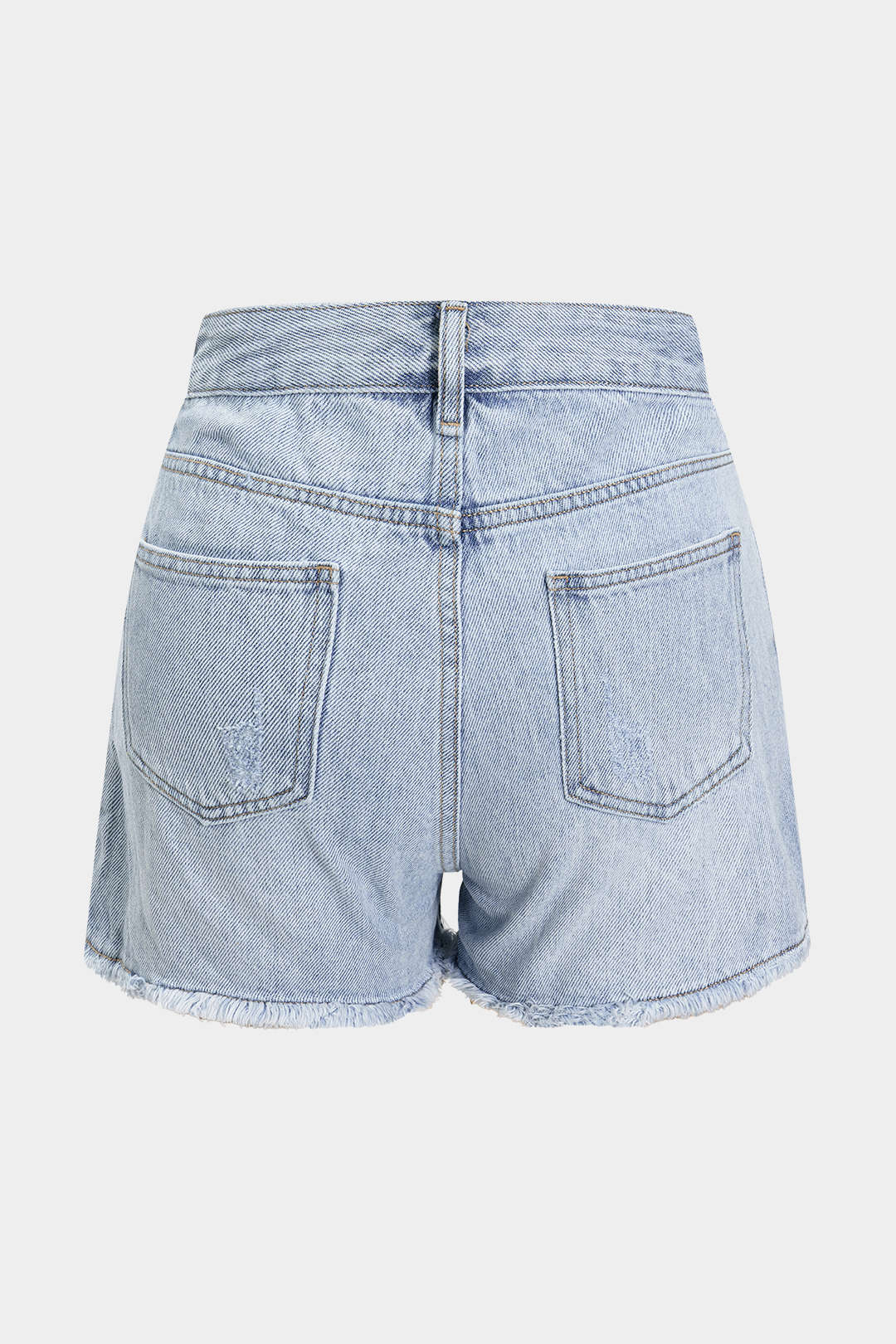 Zerrissene Jeansshorts mit Perlenkette