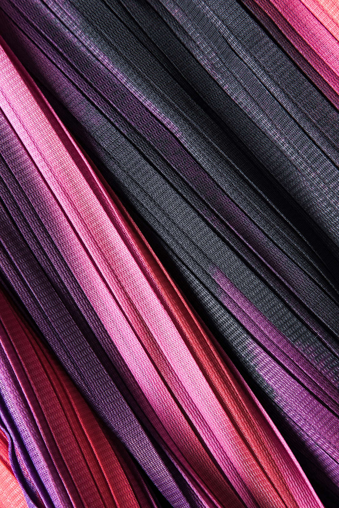 Maxikleid mit abstraktem Print, plissiertem V-Ausschnitt und Fledermausärmeln