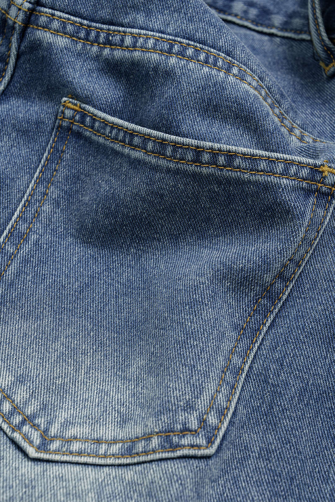 Asymmetric pockets denim shorts