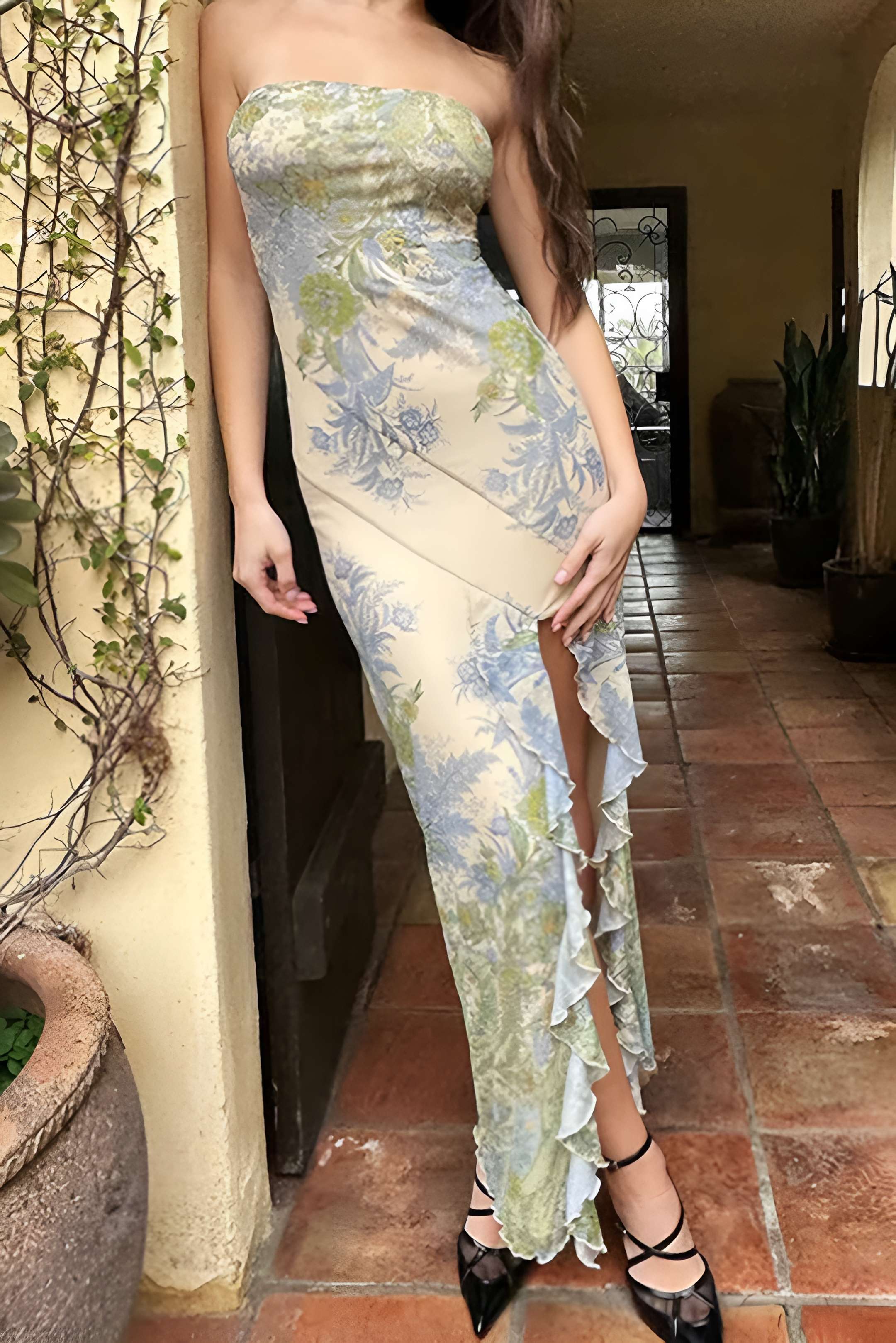 Trägerloses geblümtes Maxikleid mit Schlitz