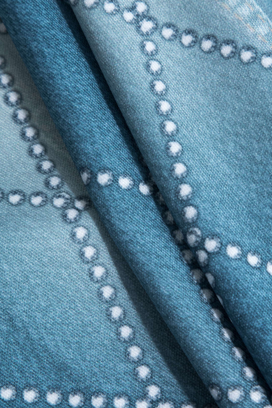 Ärmelloses Midikleid mit Rüschen, Batikdruck und Kristallverzierung