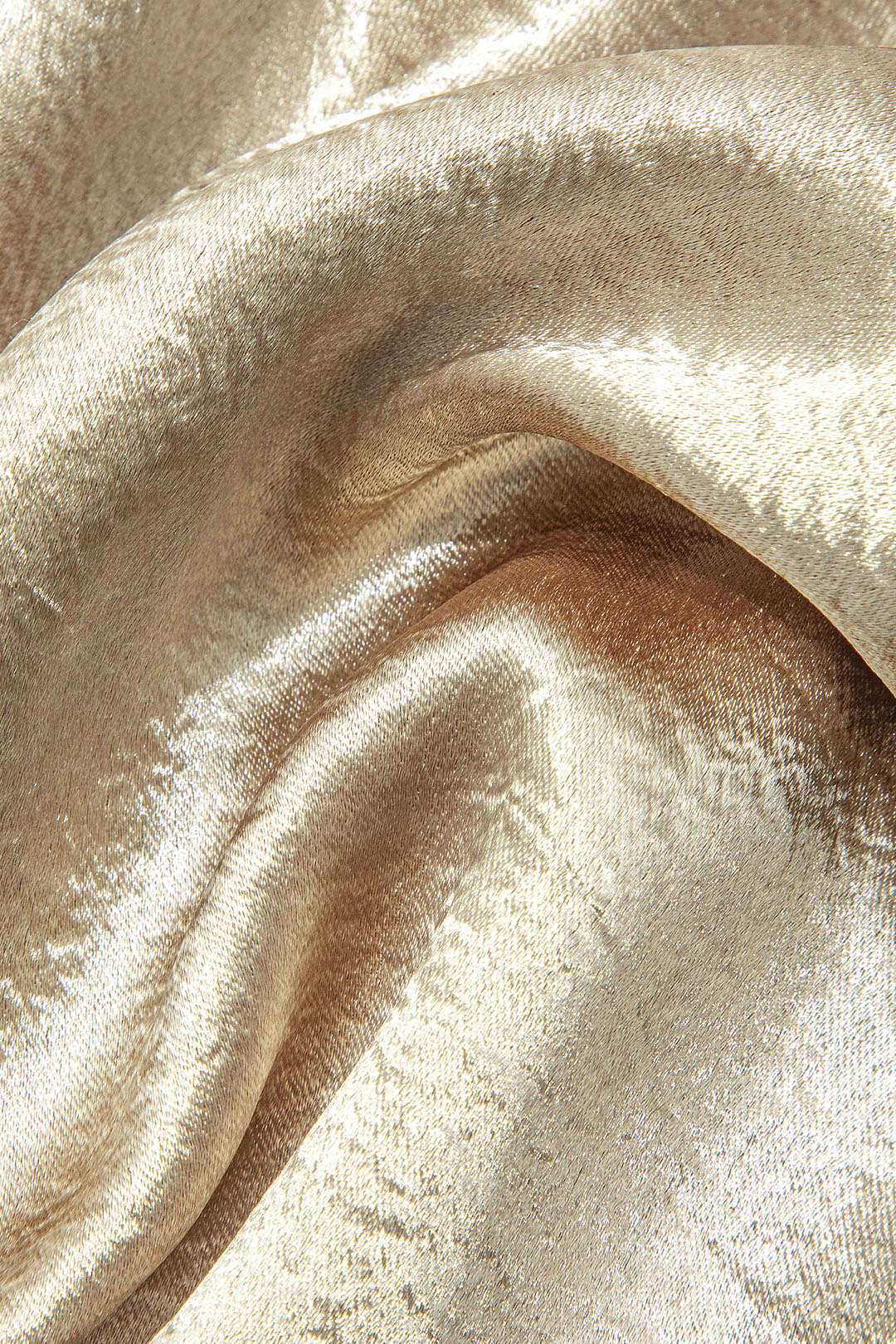 Rückenfreies Metallic-Maxikleid mit Glockenhals