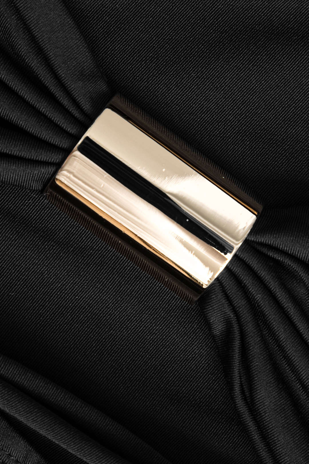 Elegantes Metallic Neckholder Maxikleid mit Cutouts