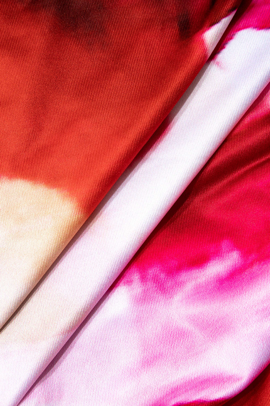 Mini Sukienka z Halterem i Dekoltem Cowl w Wzór Tie Dye