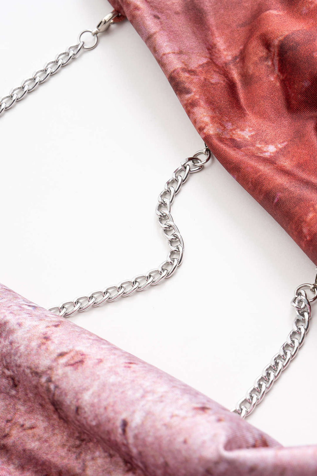 Natiné - Maxi Sukienka halter z tie-dye i łańcuchem
