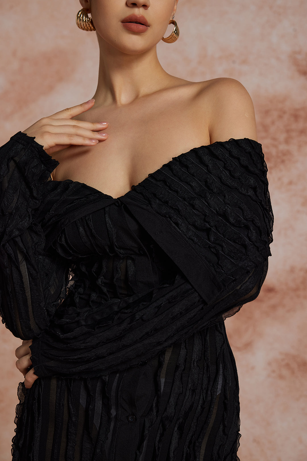 Natiné – Maxi Sukienka Off-Shoulder z Fakturą i Rozcięciem
