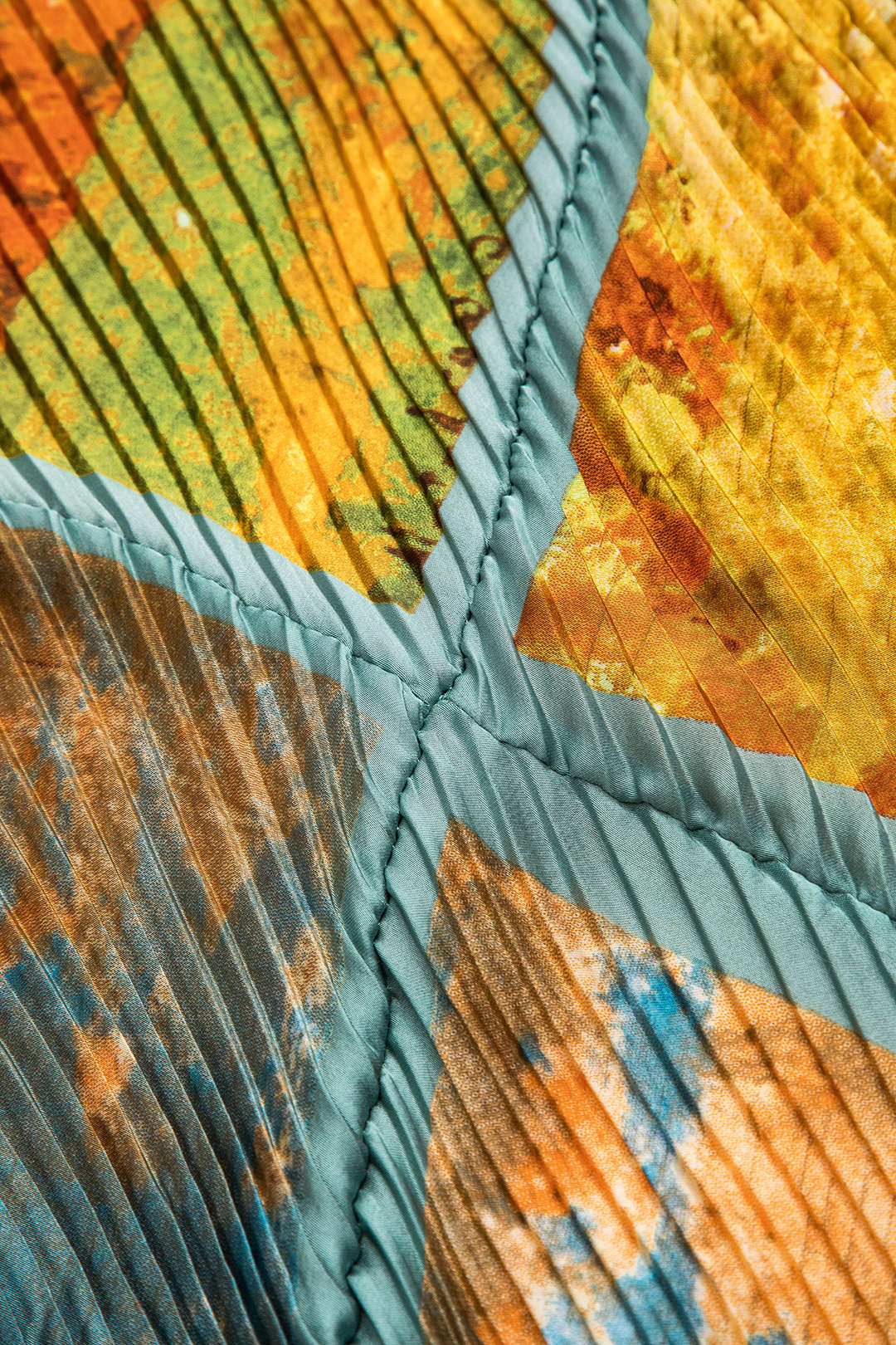 Natiné — Satynowa plisowana spódnica w wzór tie-dye