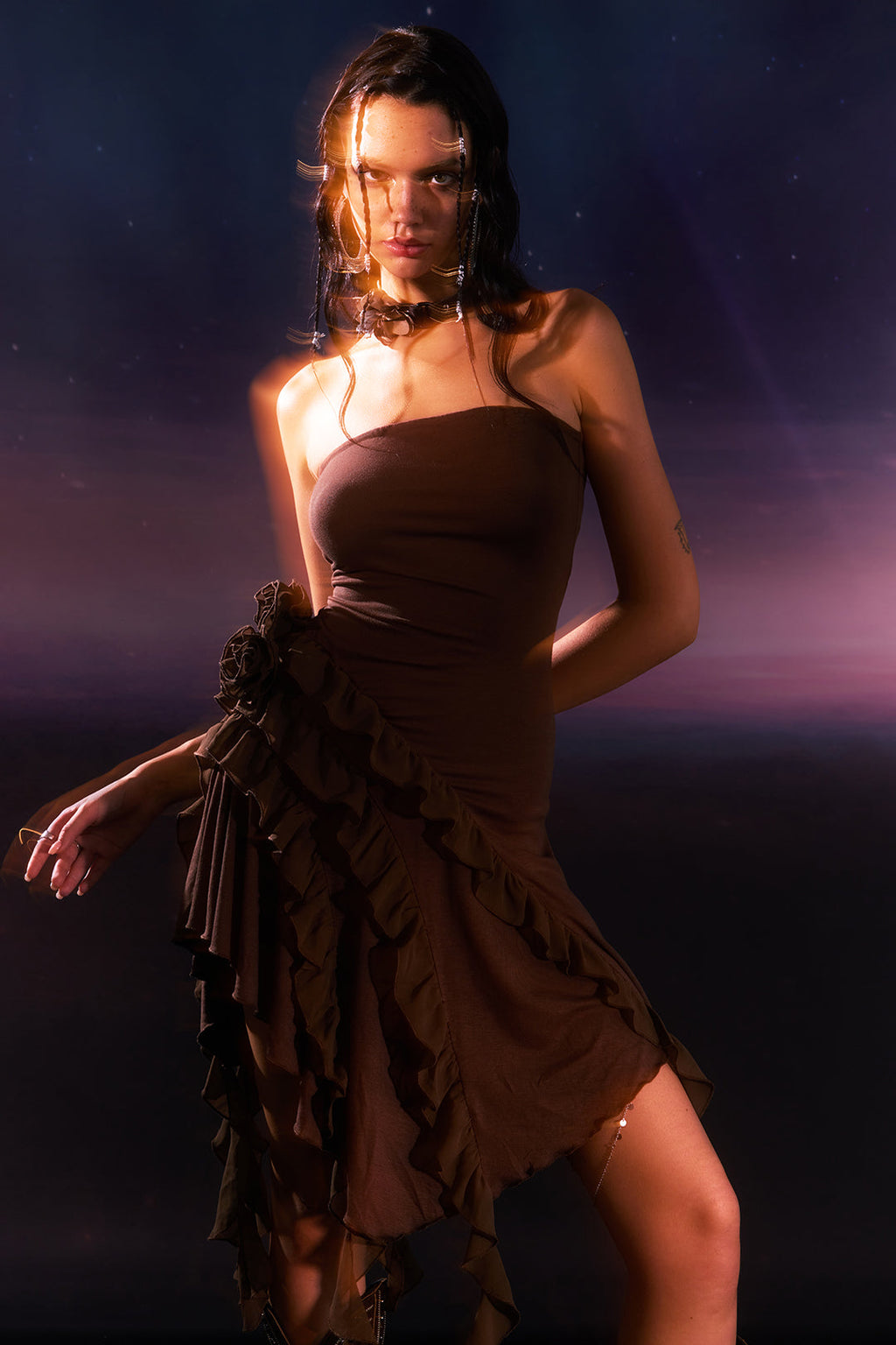 Rosa trägerloses Minikleid mit Rüschen