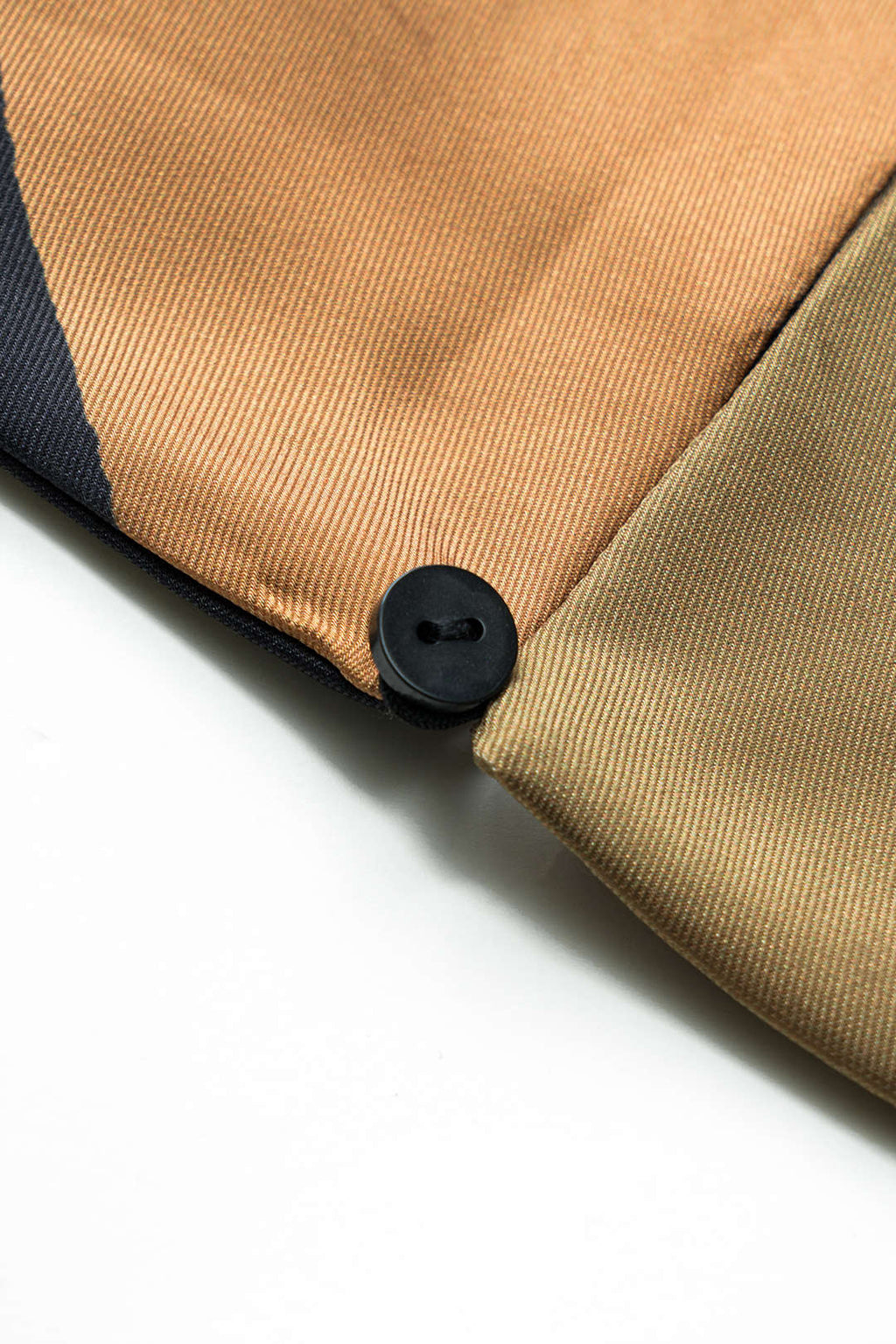 Midikleid aus Satinmaterial, gerafft, mit Cut-outs und Knöpfen