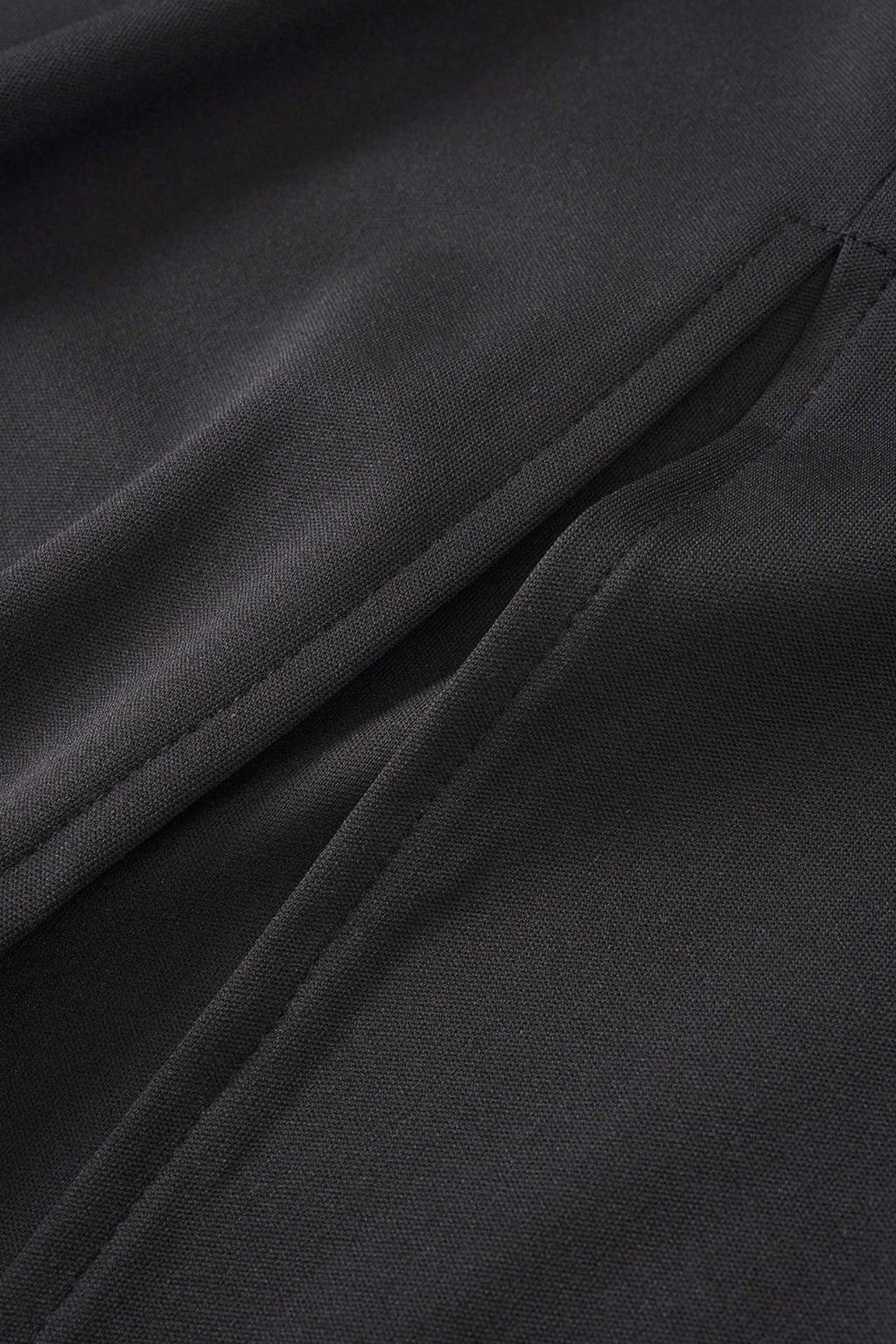 Ärmelloses Midikleid mit V-Ausschnitt und Rüschen