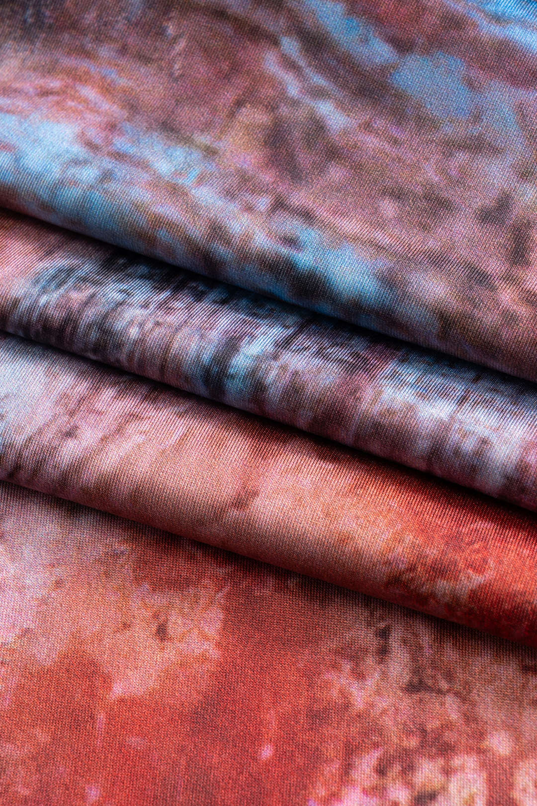 Natiné - Maxi Sukienka halter z tie-dye i łańcuchem