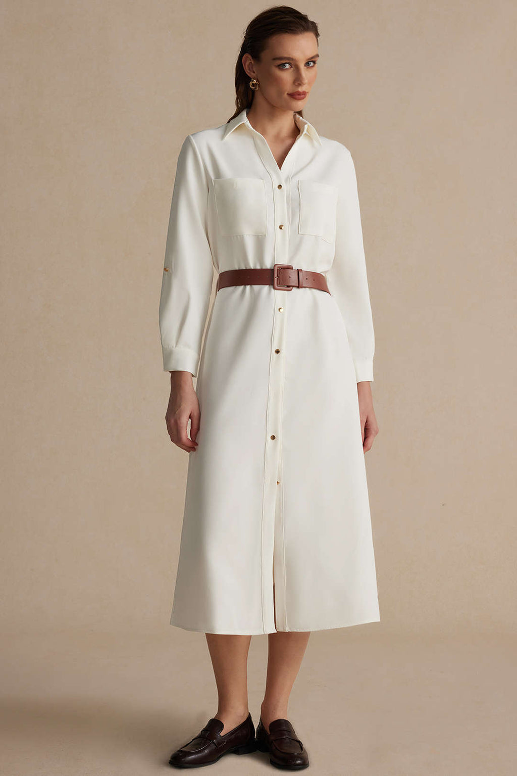 Midikleid mit langen Ärmeln, Kragen und Gürtel