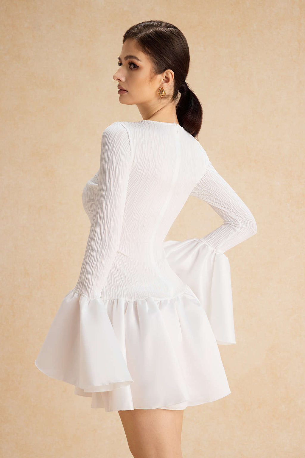 Strukturiertes, langärmliges Minikleid mit Rüschen