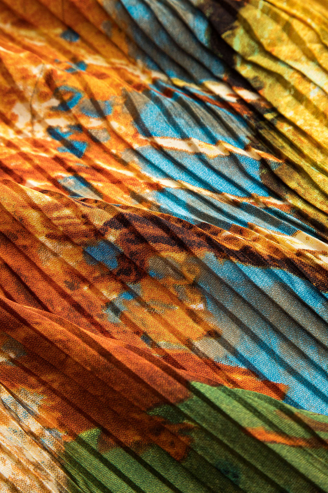 Natiné — Satynowa plisowana spódnica w wzór tie-dye