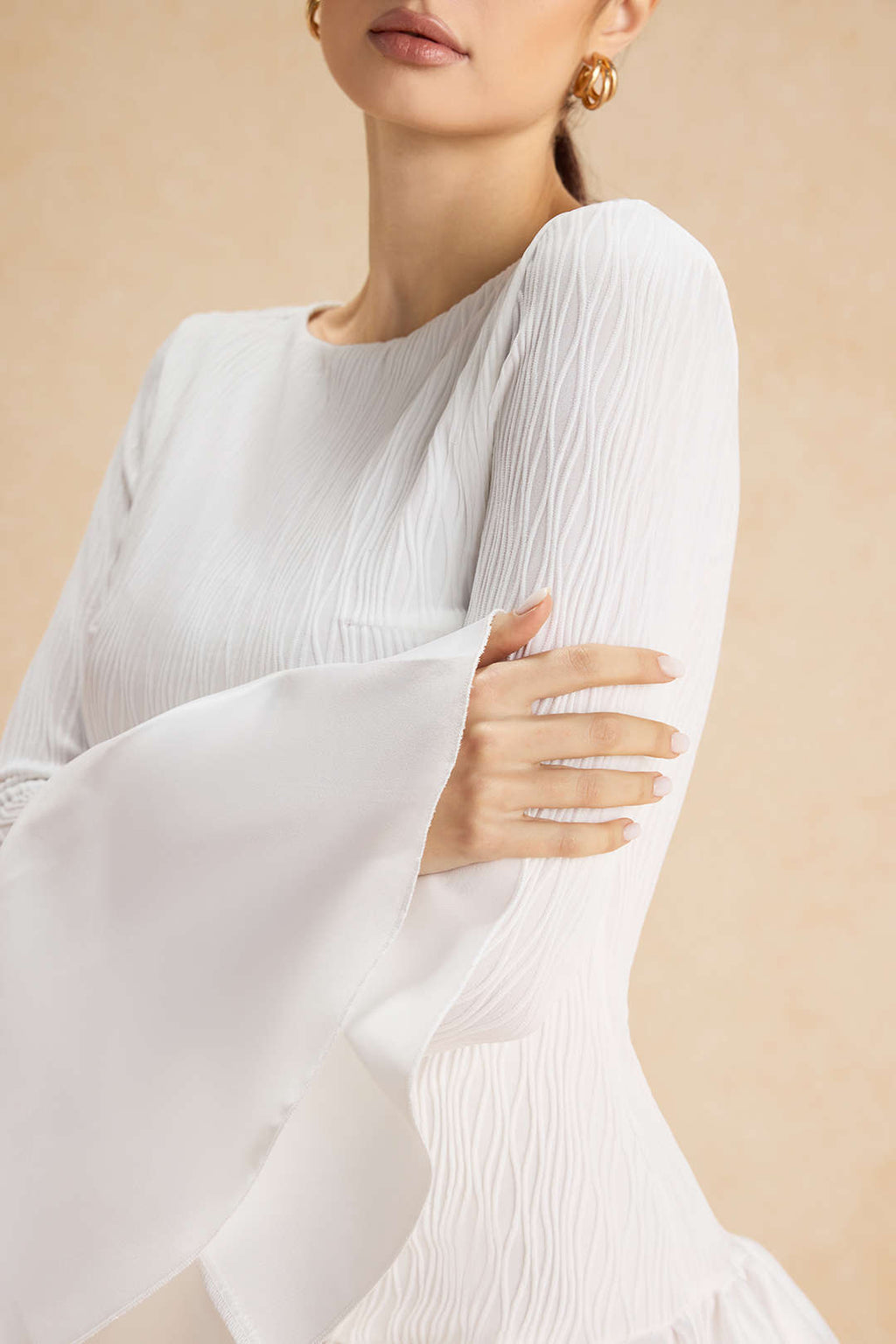 Strukturiertes, langärmliges Minikleid mit Rüschen