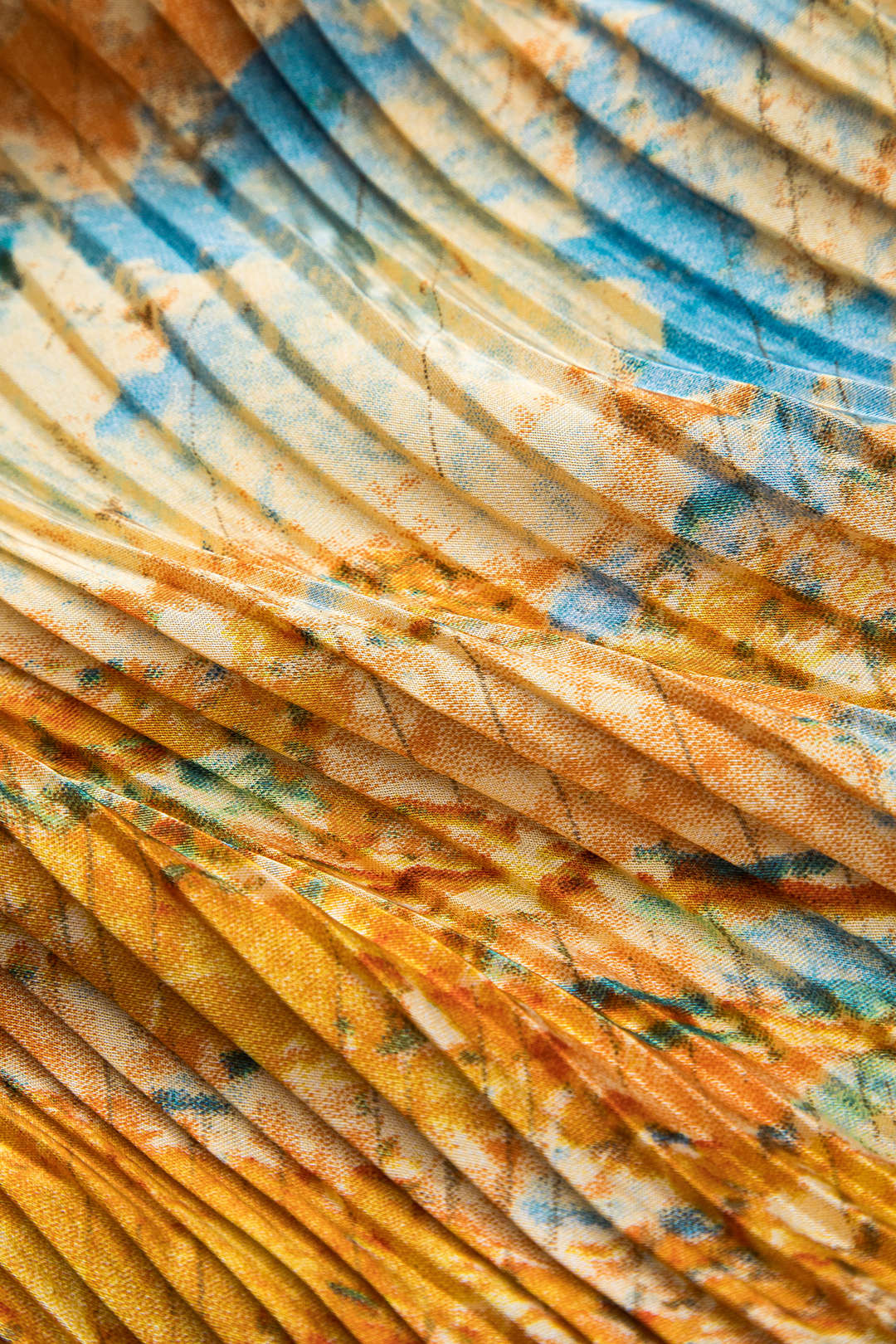 Natiné — Satynowa plisowana spódnica w wzór tie-dye