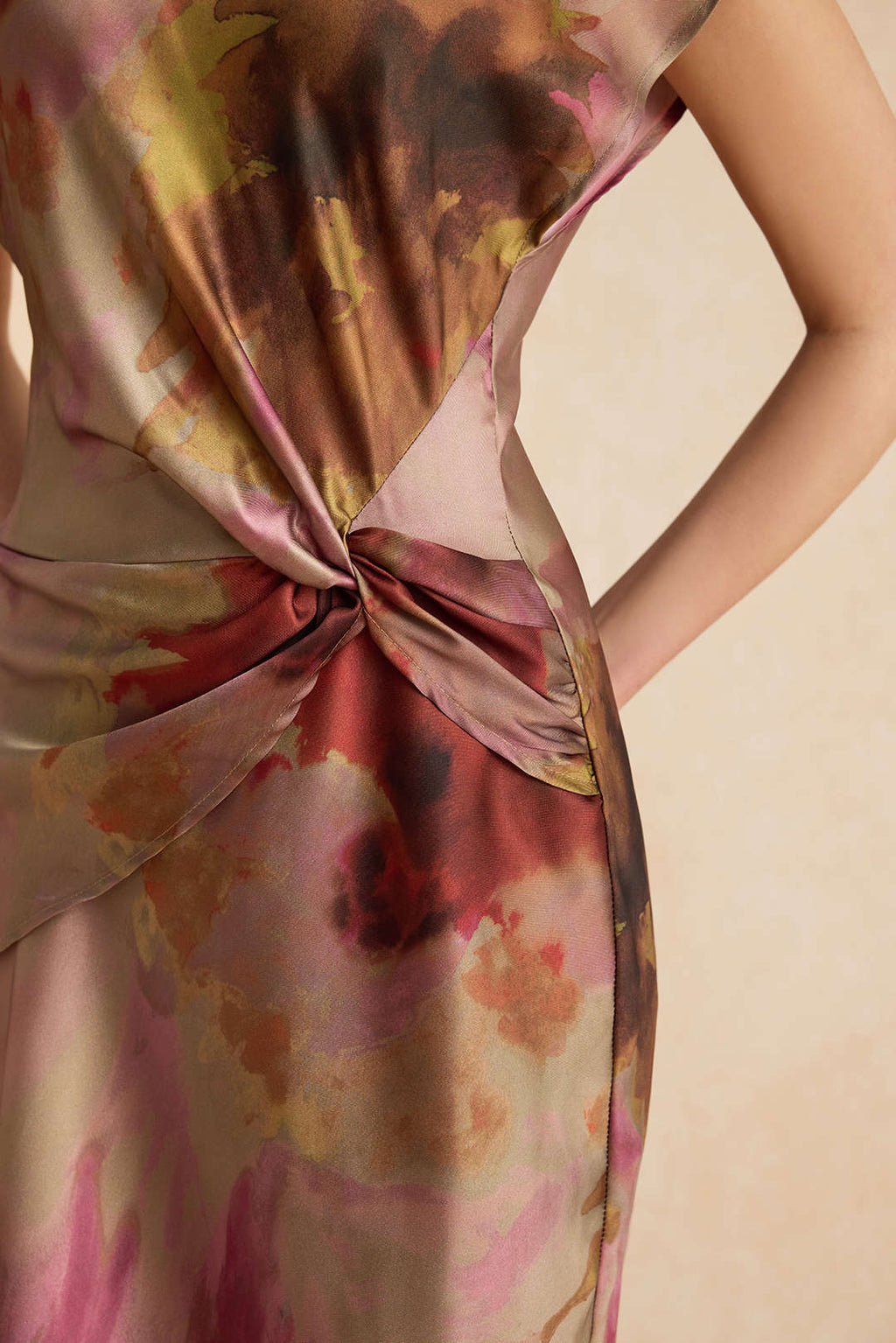 Natiné – Sukienka Midi z Wycięciami i Tie Dye