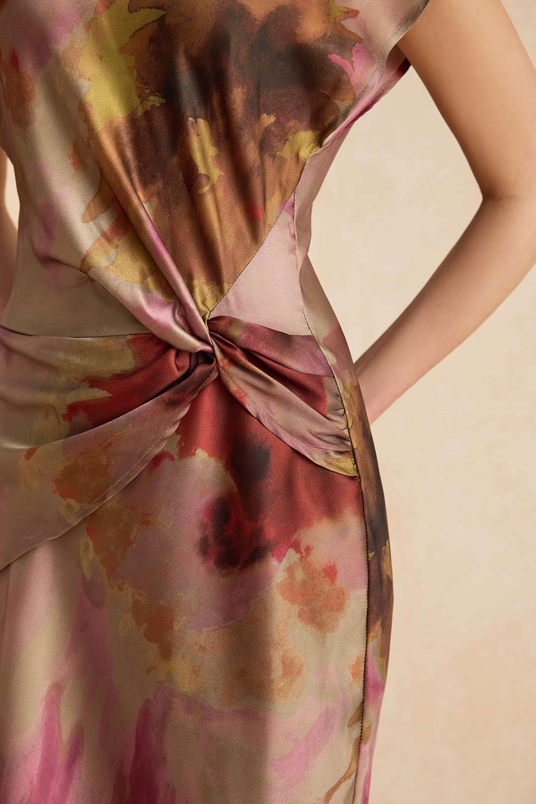 Natiné – Sukienka Midi z Wycięciami i Tie Dye