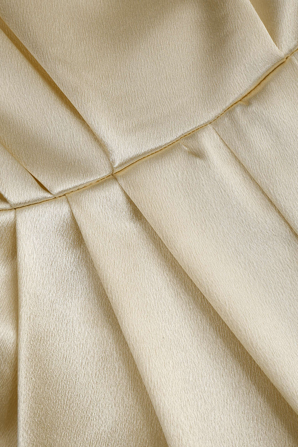 Satin-Midikleid mit V-Ausschnitt, Schlitz und kurzen Ärmeln
