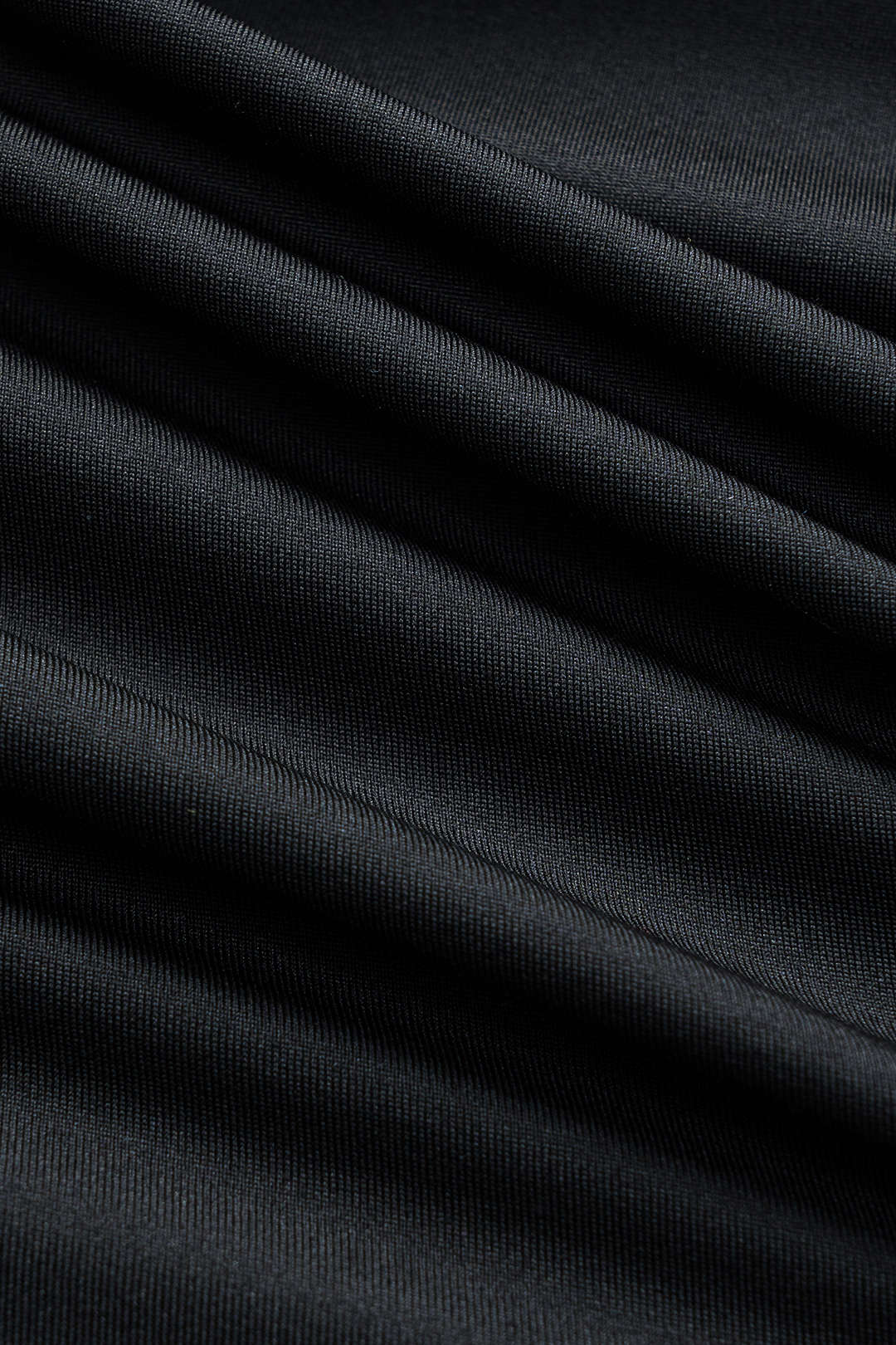 Natiné — Mini Sukienka z Marszczeniem i Odkrytymi Ramionami