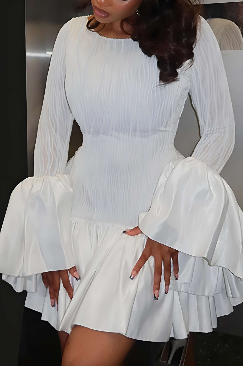 Strukturiertes, langärmliges Minikleid mit Rüschen