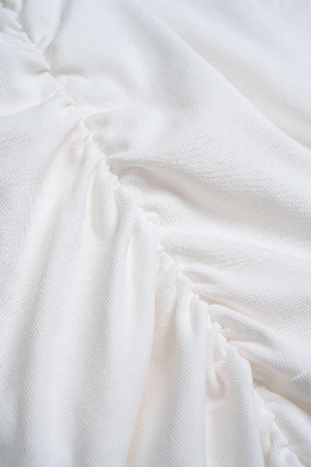 Minikleid mit Schleife und Rüschen