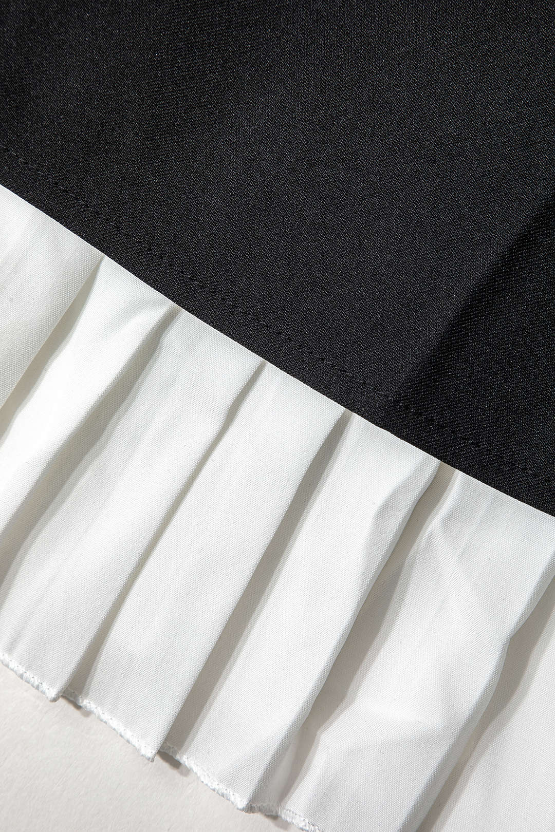 Mini sukienka z plisowanym dołem w stylu patchwork
