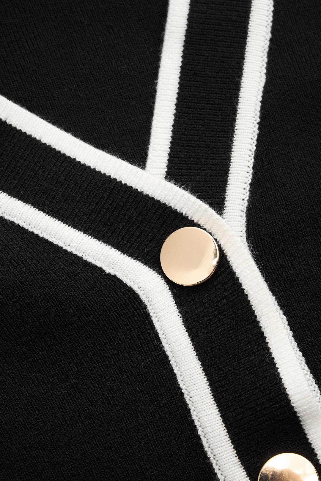 Natiné – T-shirt Plus Size z Dekoltem V i Guzikami