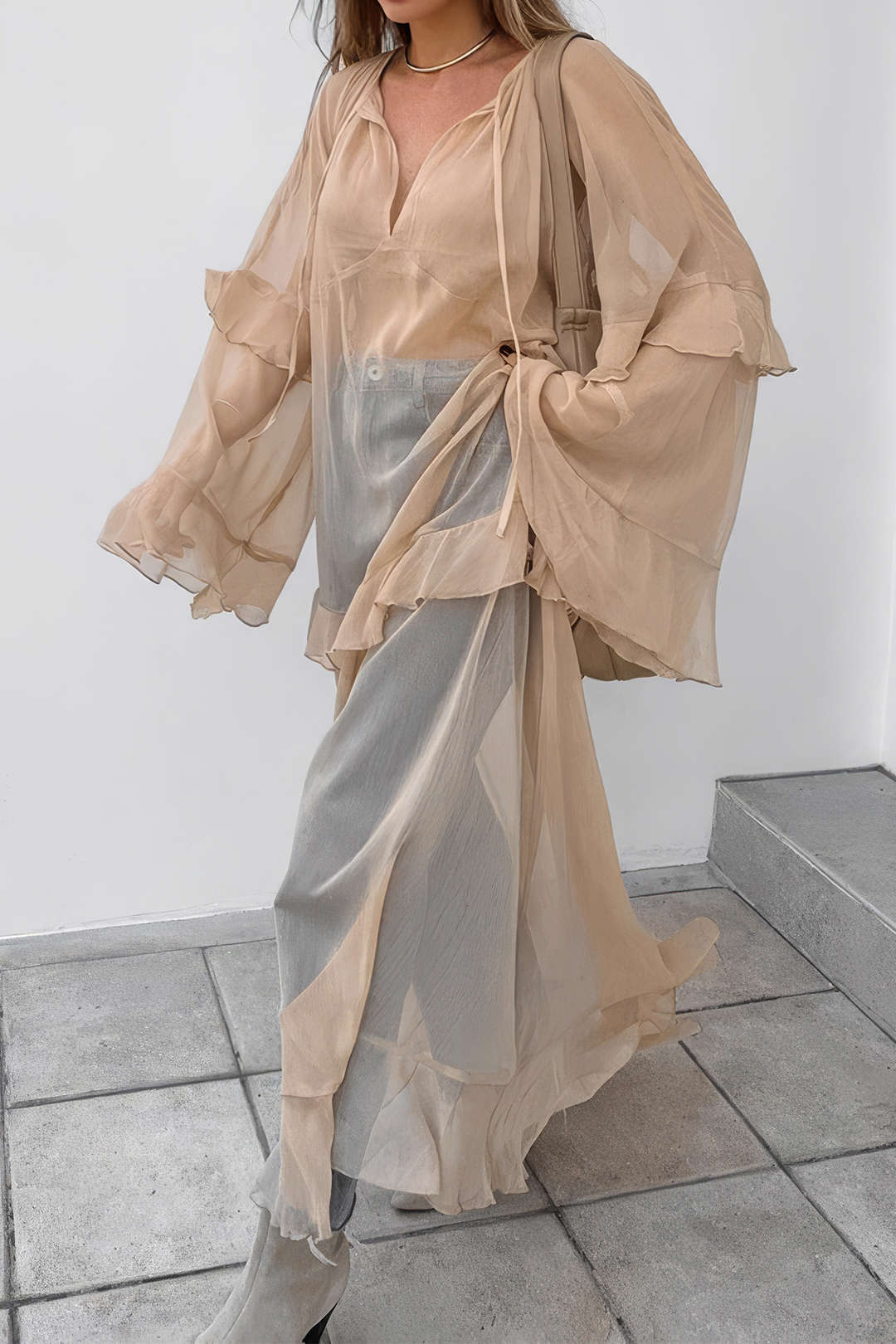 Mesh-Maxikleid mit V-Ausschnitt und Rüschen, lange Ärmel