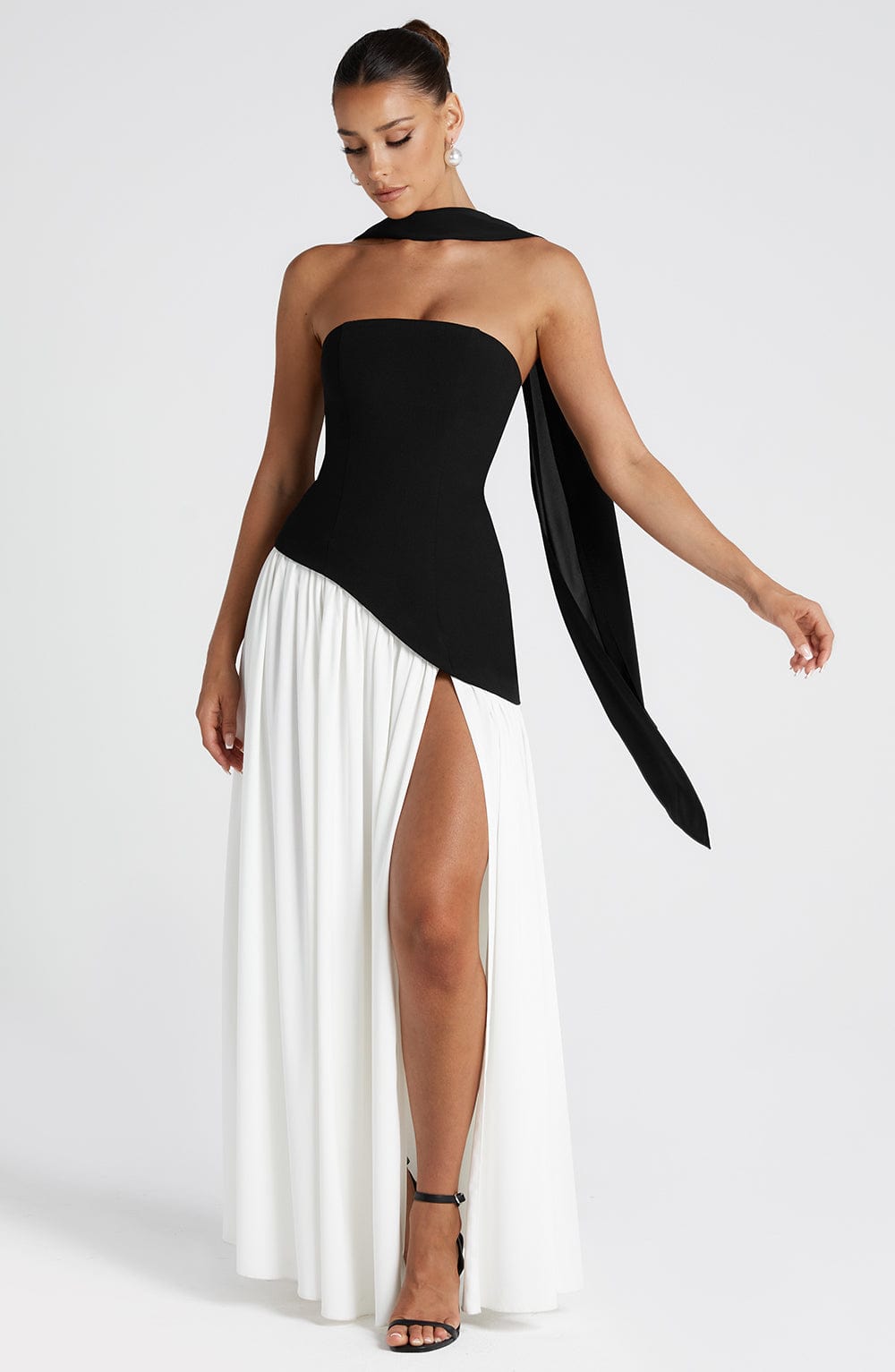 Natiné Tessa – Kontrast-Maxikleid mit asymmetrischer Taille