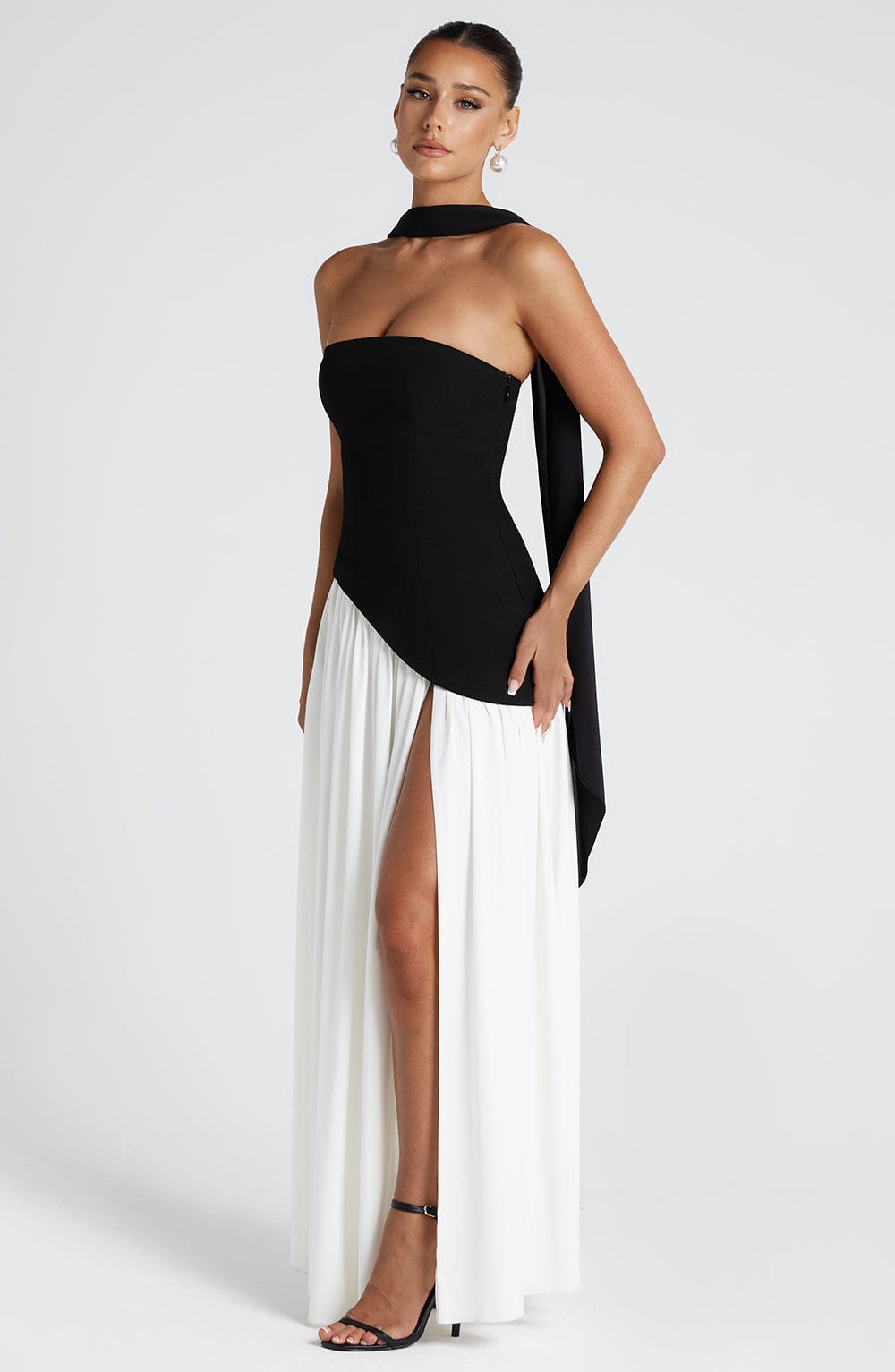 Natiné Tessa – Kontrast-Maxikleid mit asymmetrischer Taille