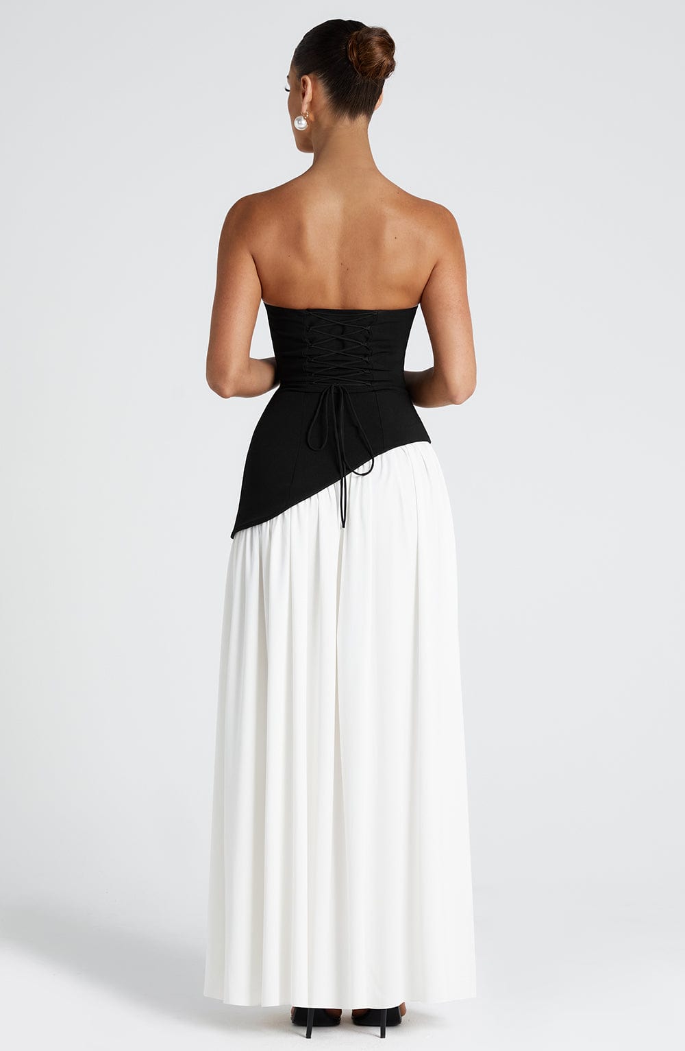 Natiné Tessa – Kontrast-Maxikleid mit asymmetrischer Taille