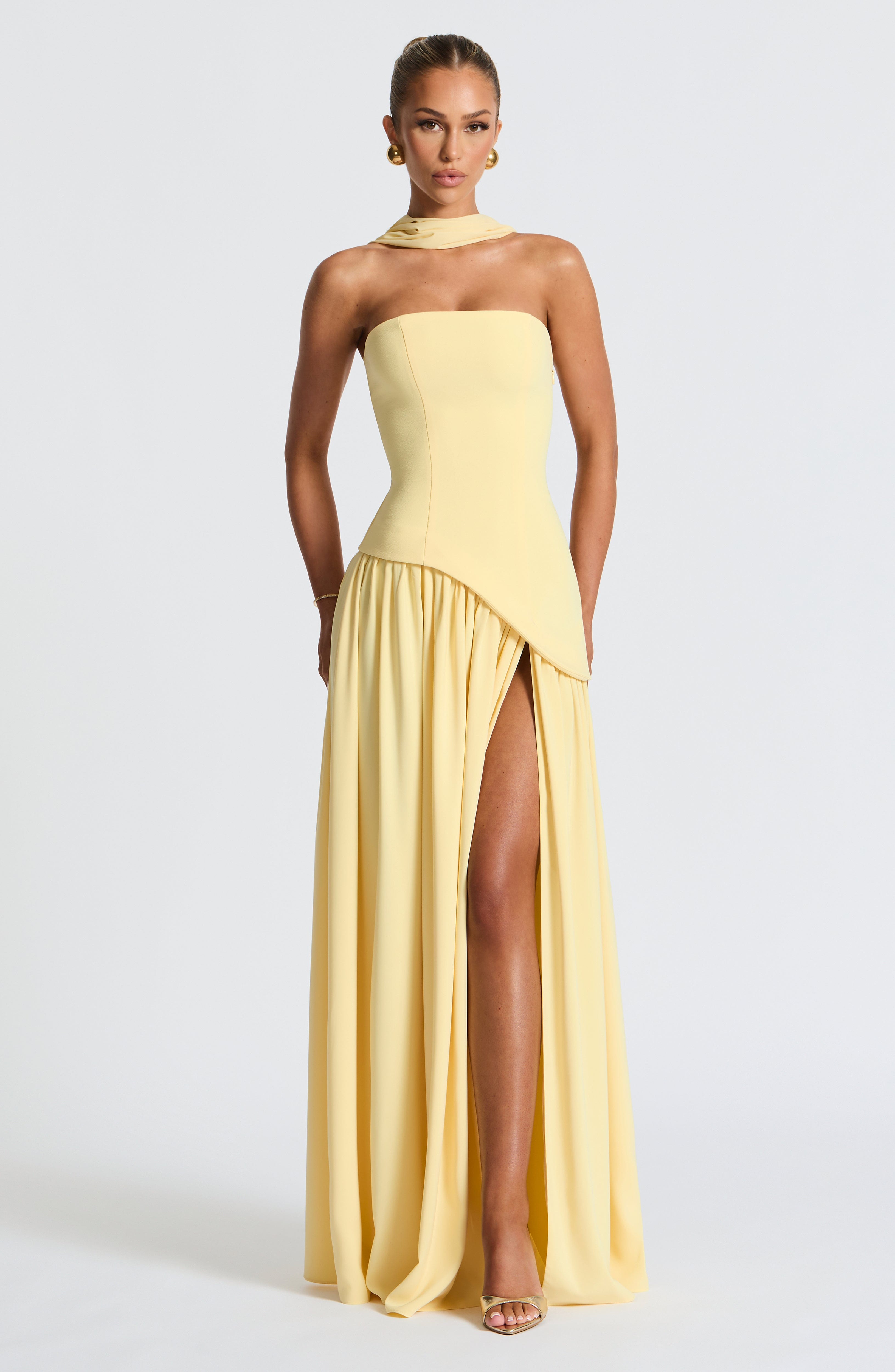 Natiné Tessa – Kontrast-Maxikleid mit asymmetrischer Taille