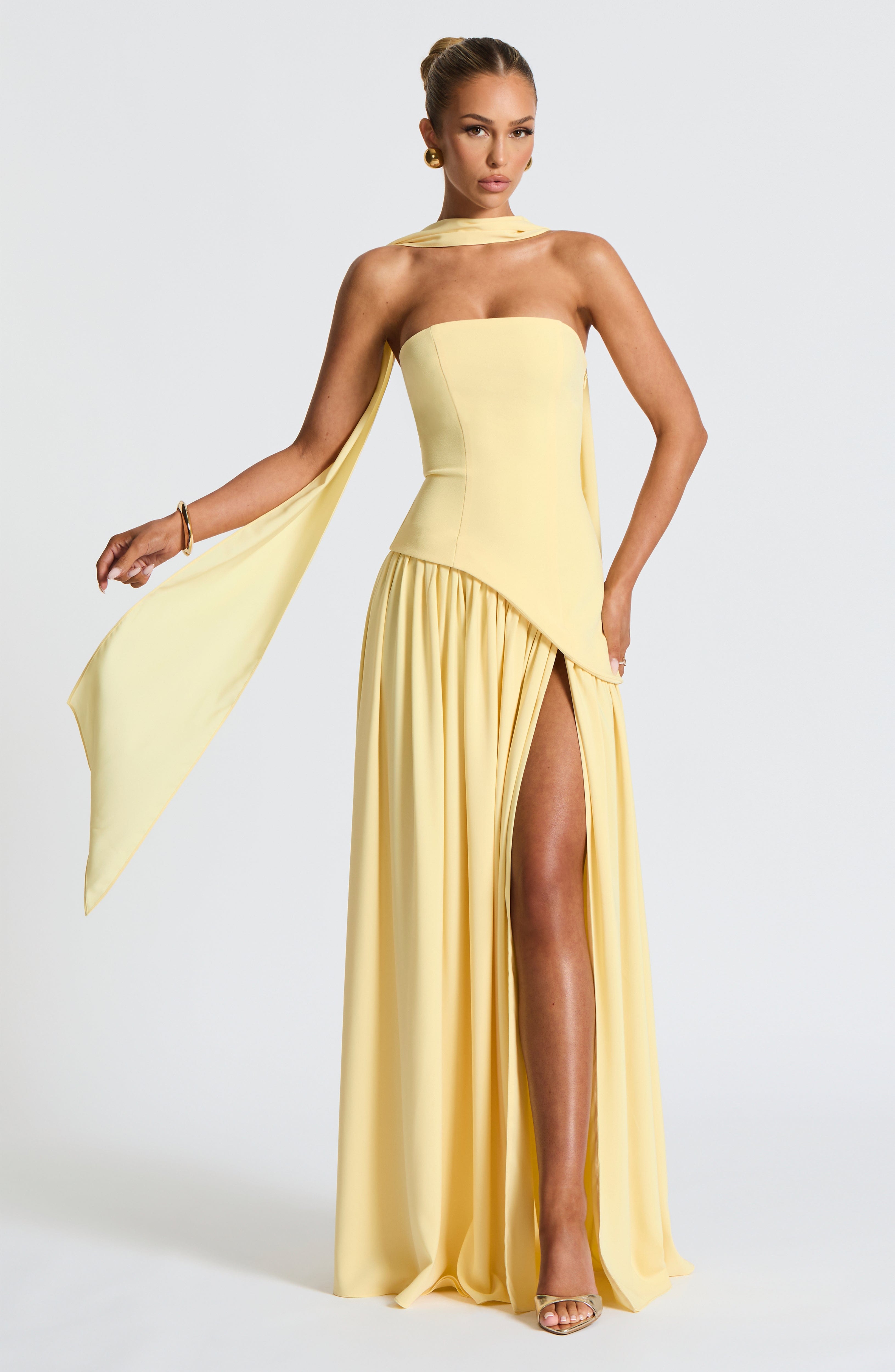 Natiné Tessa – Kontrast-Maxikleid mit asymmetrischer Taille