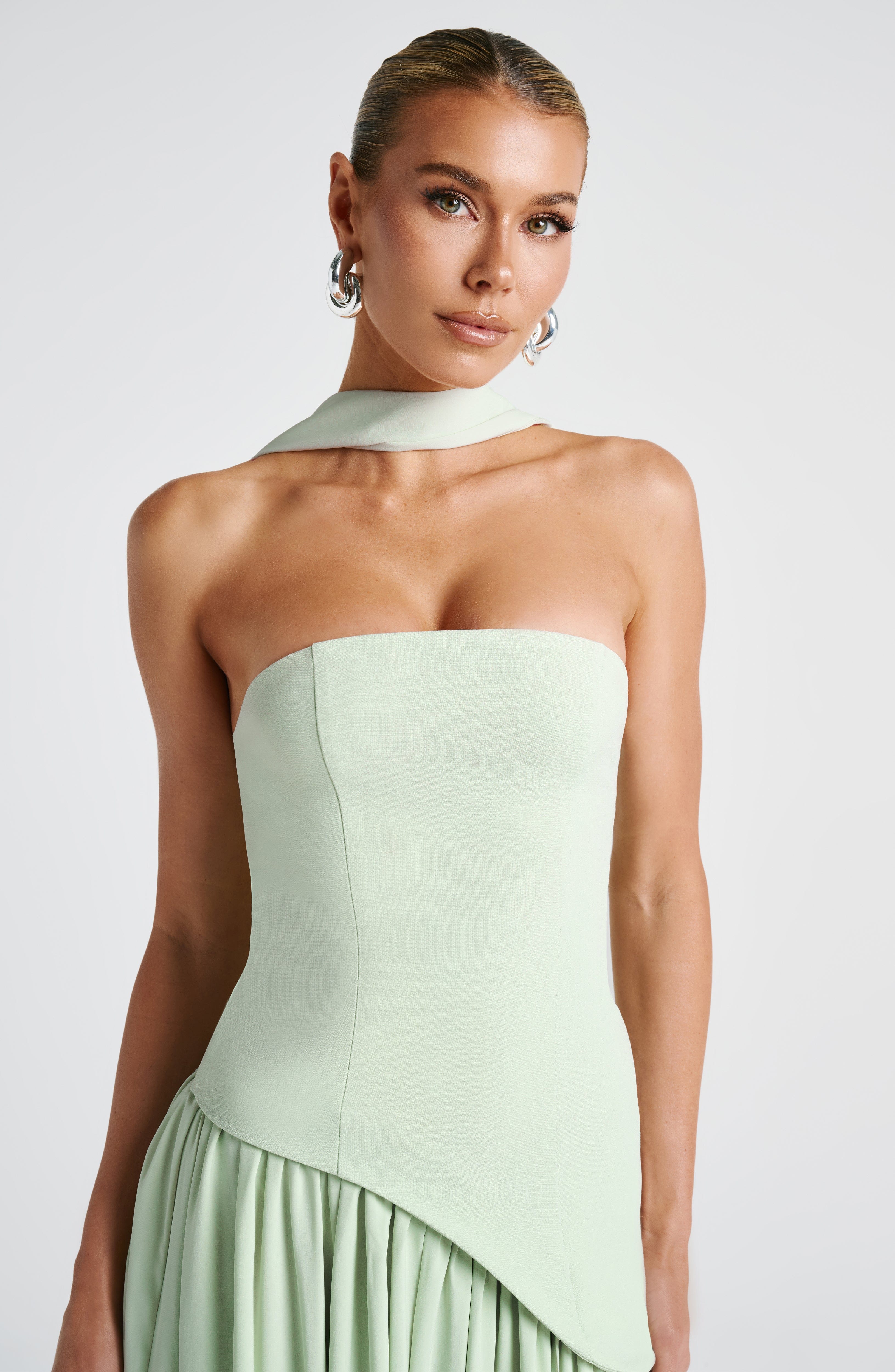 Natiné Tessa – Kontrast-Maxikleid mit asymmetrischer Taille