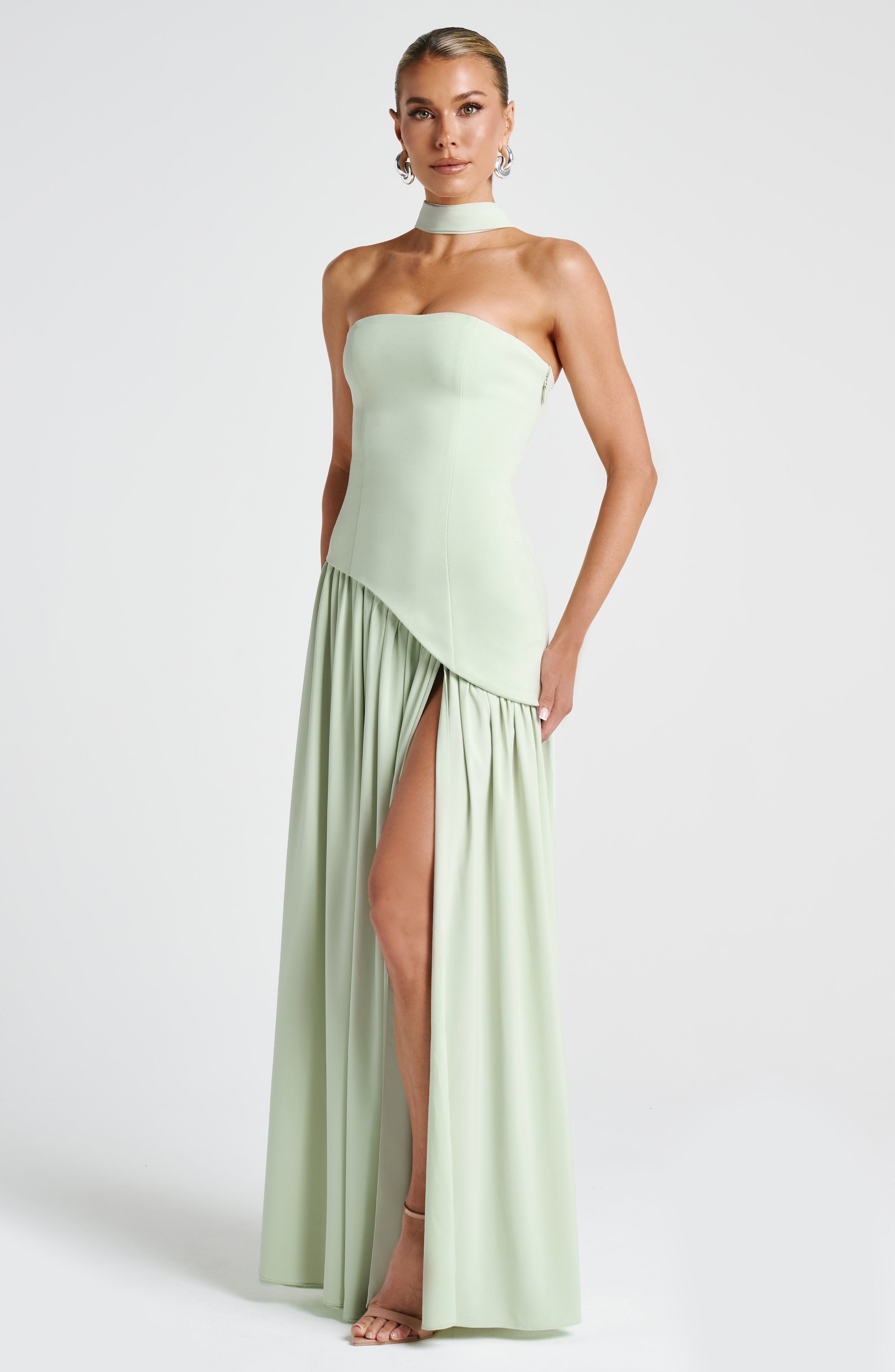 Natiné Tessa – Kontrast-Maxikleid mit asymmetrischer Taille
