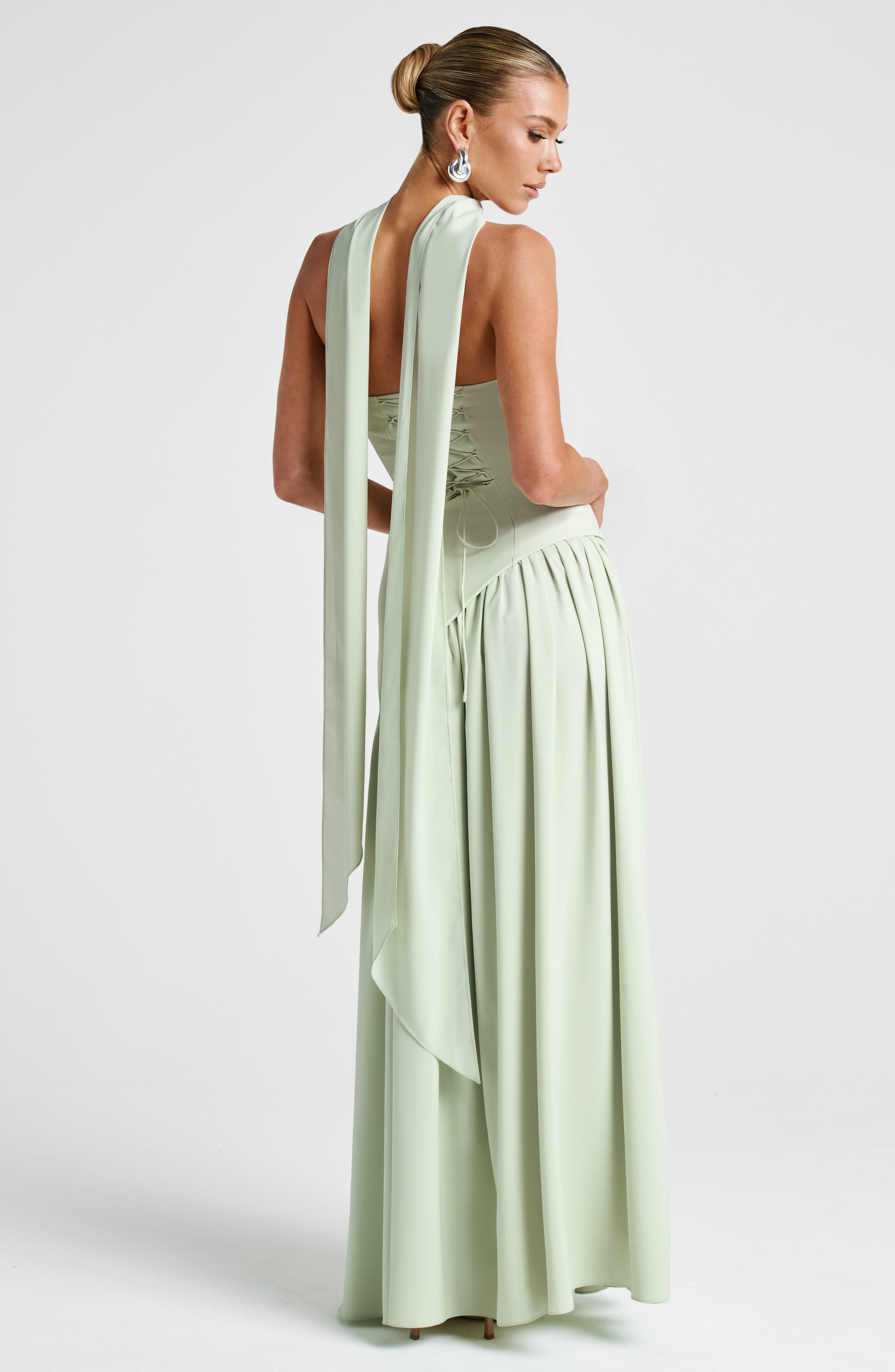 Natiné Tessa – Kontrast-Maxikleid mit asymmetrischer Taille