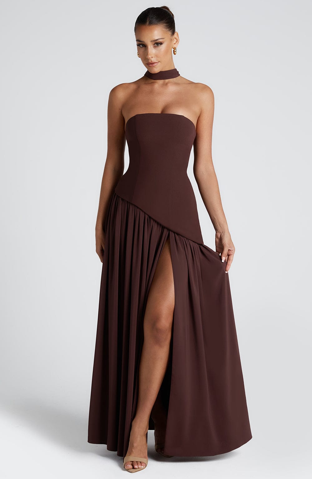 Natiné Tessa – Kontrast-Maxikleid mit asymmetrischer Taille