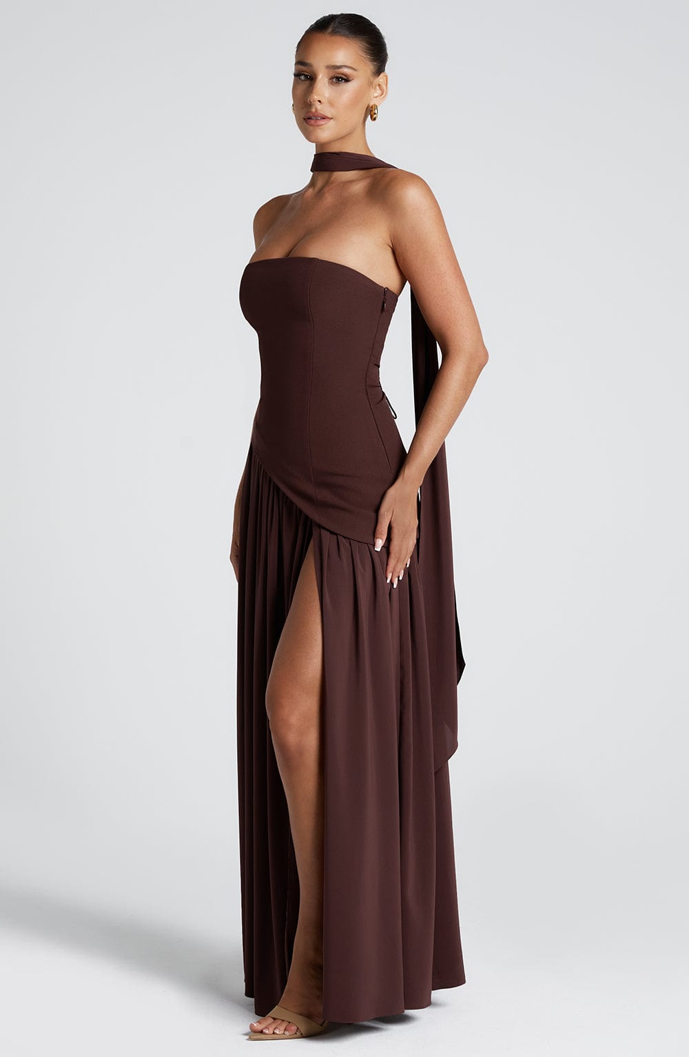 Natiné Tessa – Kontrast-Maxikleid mit asymmetrischer Taille