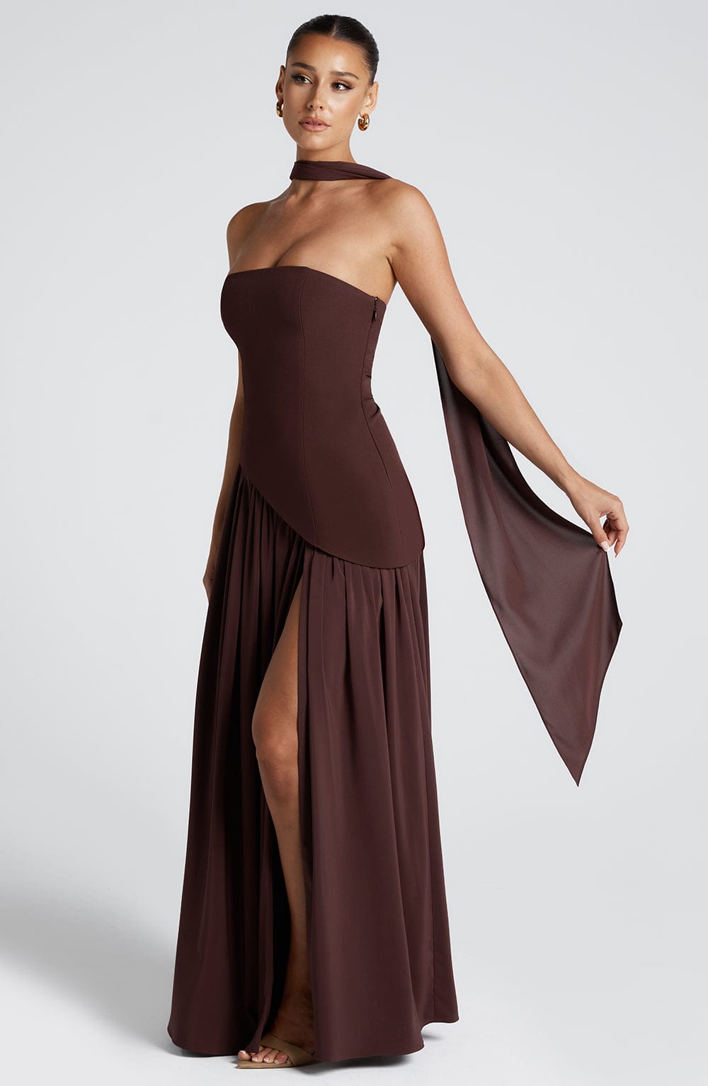 Natiné Tessa – Kontrast-Maxikleid mit asymmetrischer Taille