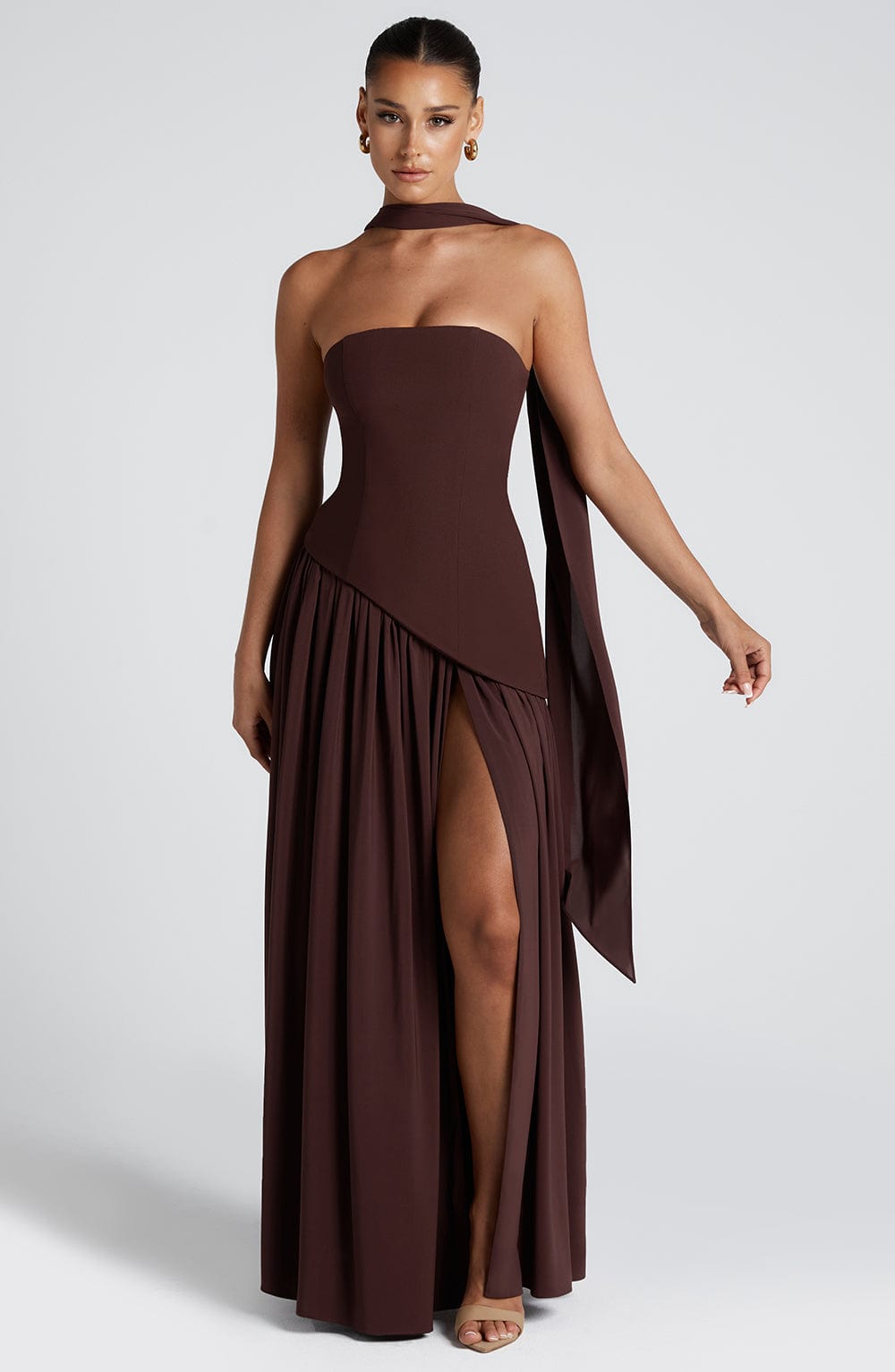 Natiné Tessa – Kontrast-Maxikleid mit asymmetrischer Taille