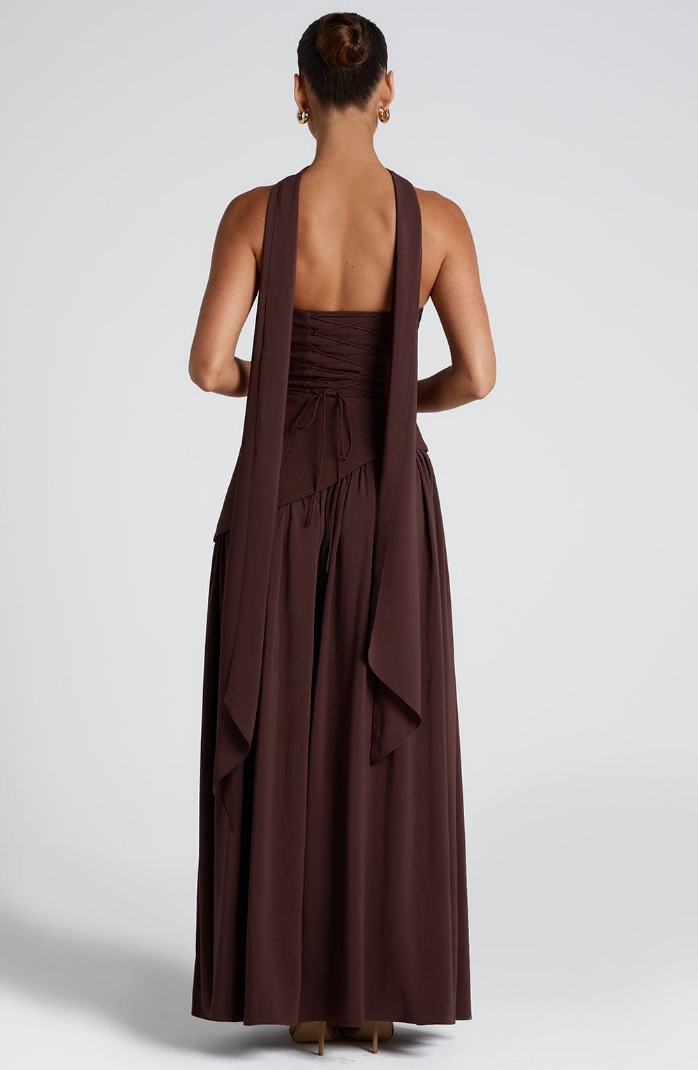 Natiné Tessa – Kontrast-Maxikleid mit asymmetrischer Taille