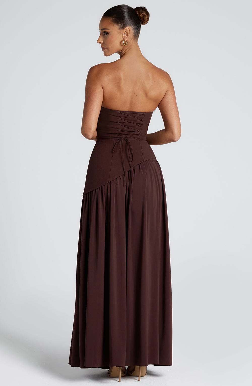Natiné Tessa – Kontrast-Maxikleid mit asymmetrischer Taille